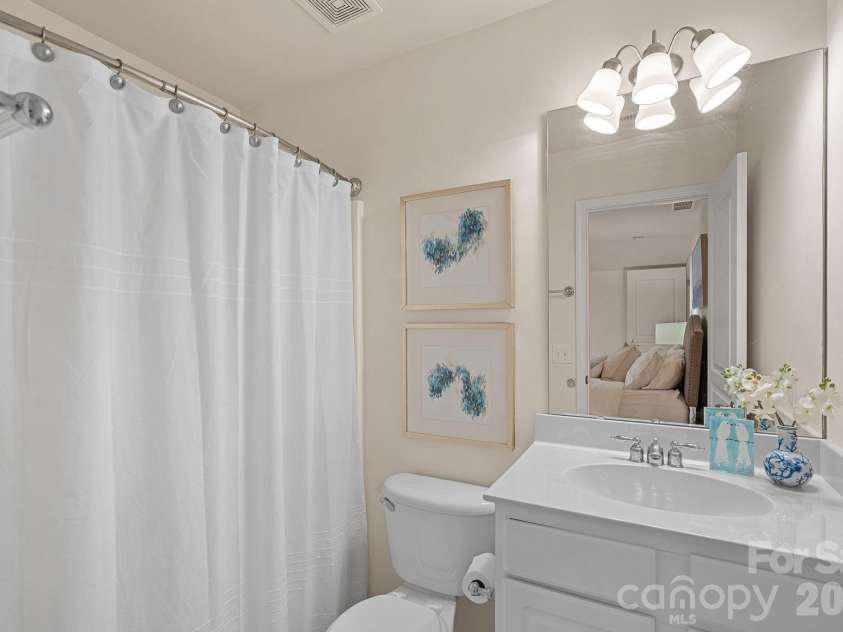 6902 Saranac Lane, Matthews, NC 28105.  MLS# CAR4368511, YatesRealty ID 24299. En Suite Second Floor Bathroom