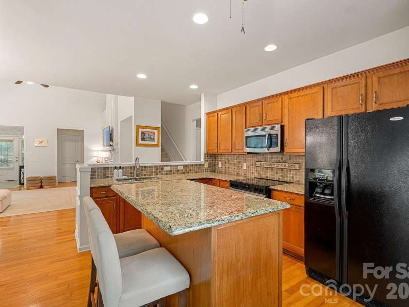 6902 Saranac Lane, Matthews, NC 28105.  MLS# CAR4368511, YatesRealty ID 24299. Kitchen