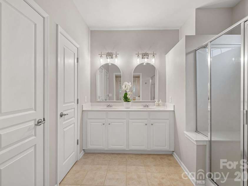 6902 Saranac Lane, Matthews, NC 28105.  MLS# CAR4368511, YatesRealty ID 24299. Primary En Suite Bathroom