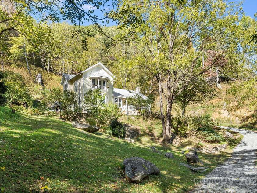 3942 Anderson Branch Road, Marshall, NC 28753.  MLS# CAR4194883, YatesRealty ID 243. Welcome to 3942 Anderson Branch