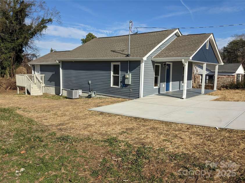 332 Arlington Circle, Lenoir, NC 28645.  MLS# CAR4333737, YatesRealty ID 2430. 