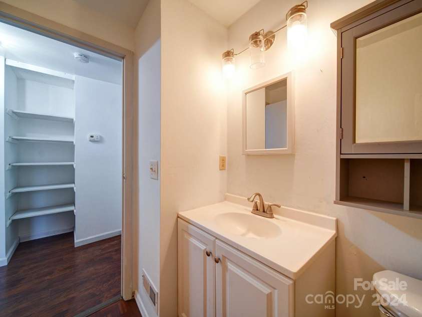 7800 Highbanks Court, Charlotte, NC 28212.  MLS# CAR4208773, YatesRealty ID 2430. Bathroom 1