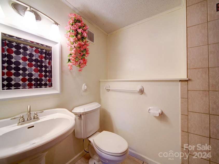 7800 Highbanks Court, Charlotte, NC 28212.  MLS# CAR4208773, YatesRealty ID 2430. Bathroom 2