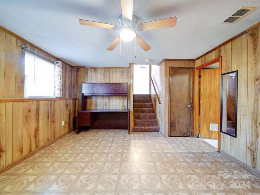 7800 Highbanks Court, Charlotte, NC 28212.  MLS# CAR4208773, YatesRealty ID 2430. Family Room
