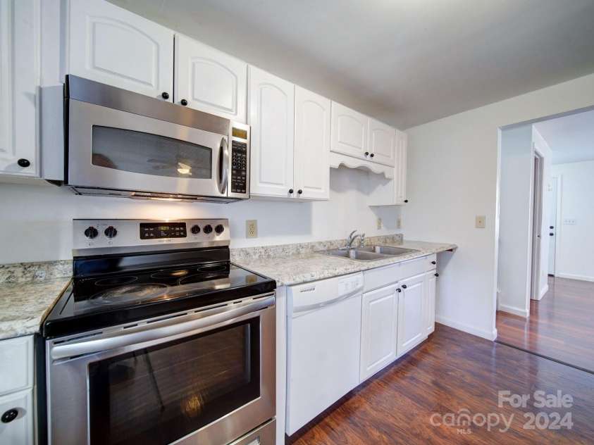 7800 Highbanks Court, Charlotte, NC 28212.  MLS# CAR4208773, YatesRealty ID 2430. Kitchen