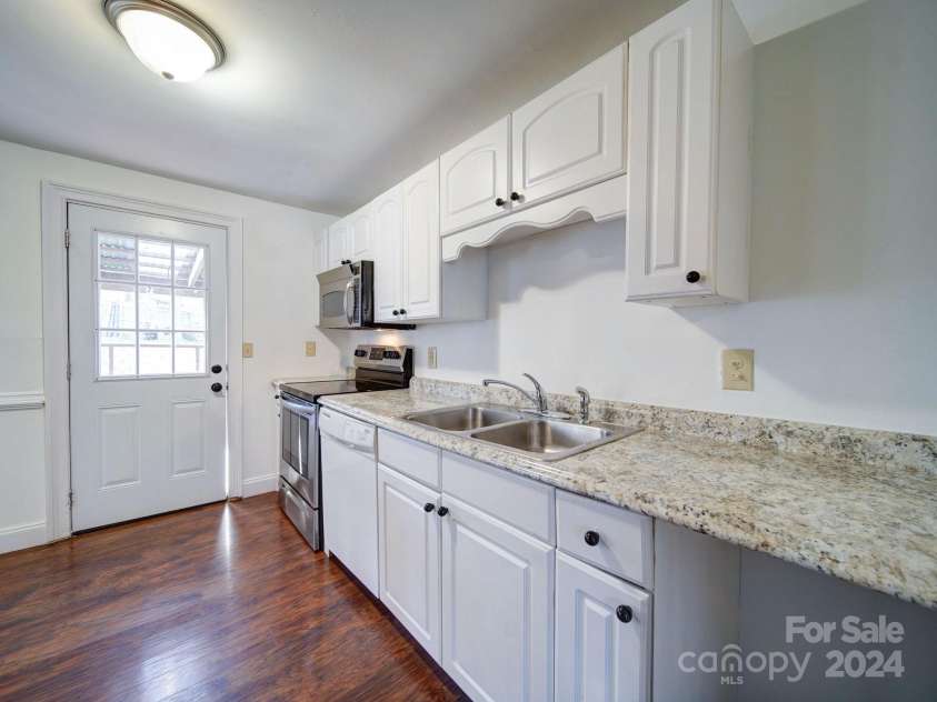 7800 Highbanks Court, Charlotte, NC 28212.  MLS# CAR4208773, YatesRealty ID 2430. Kitchen