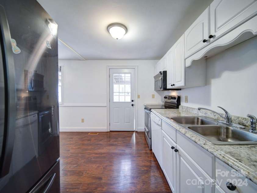 7800 Highbanks Court, Charlotte, NC 28212.  MLS# CAR4208773, YatesRealty ID 2430. Kitchen