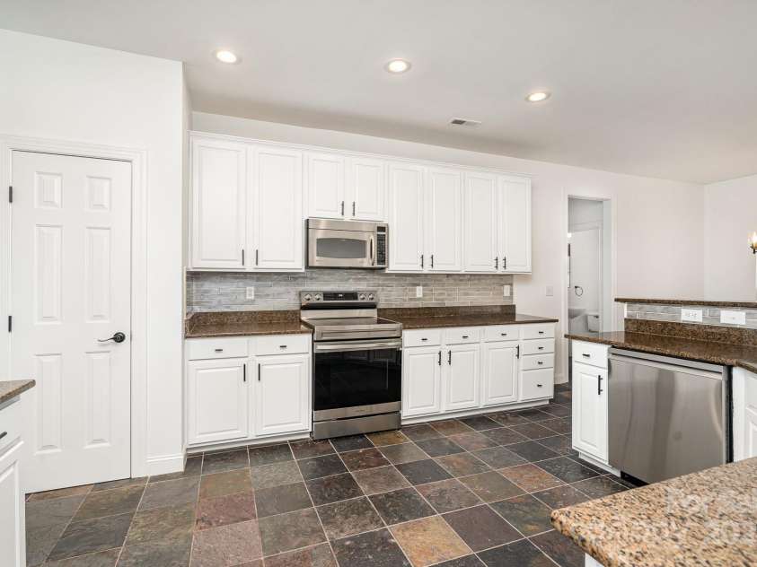 5672 Wrenfield Court, Charlotte, NC 28277.  MLS# CAR4228476, YatesRealty ID 24301. Kitchen