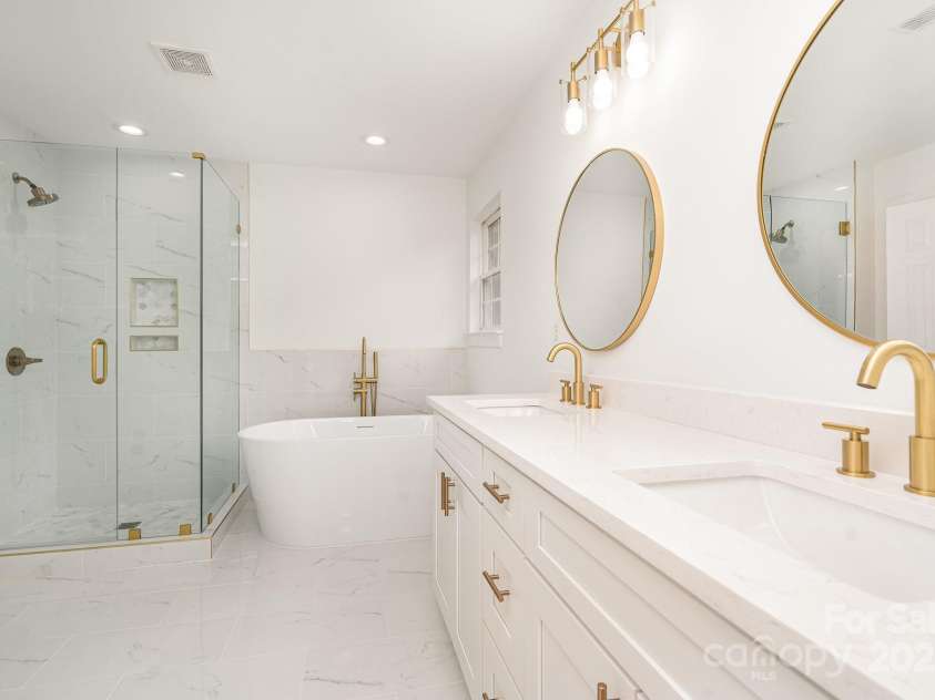 5672 Wrenfield Court, Charlotte, NC 28277.  MLS# CAR4228476, YatesRealty ID 24301. Primary Ensuite Full Bath