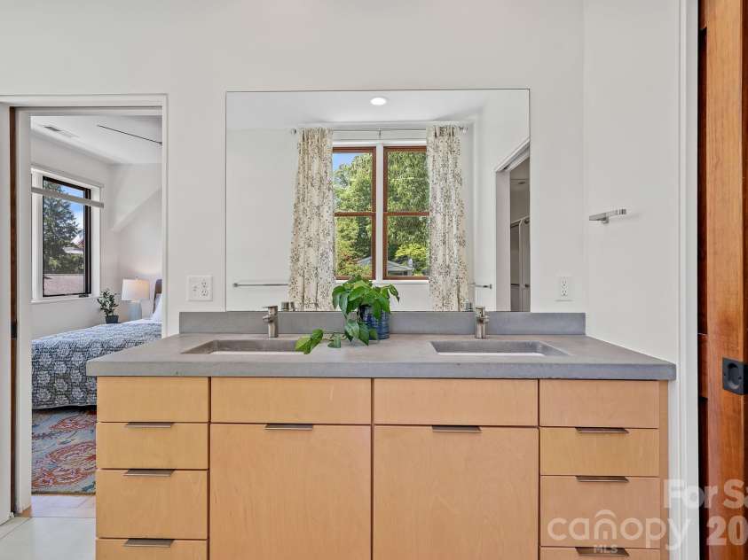 77 Middlemont Avenue, Asheville, NC 28806.  MLS# CAR4383385, YatesRealty ID 24301. Double vanities