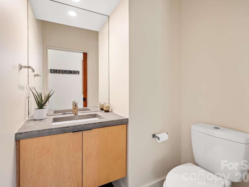 77 Middlemont Avenue, Asheville, NC 28806.  MLS# CAR4383385, YatesRealty ID 24301. Main level guest bath