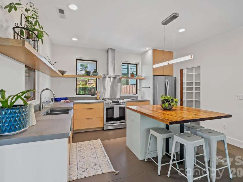 77 Middlemont Avenue, Asheville, NC 28806.  MLS# CAR4383385, YatesRealty ID 24301. Open kitchen