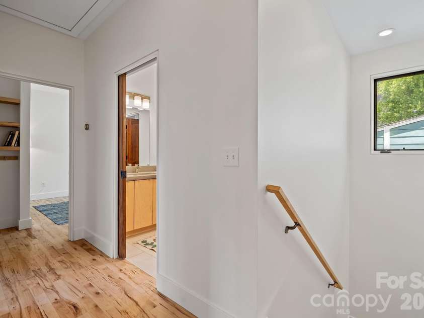 77 Middlemont Avenue, Asheville, NC 28806.  MLS# CAR4383385, YatesRealty ID 24301. Upper level landing. 