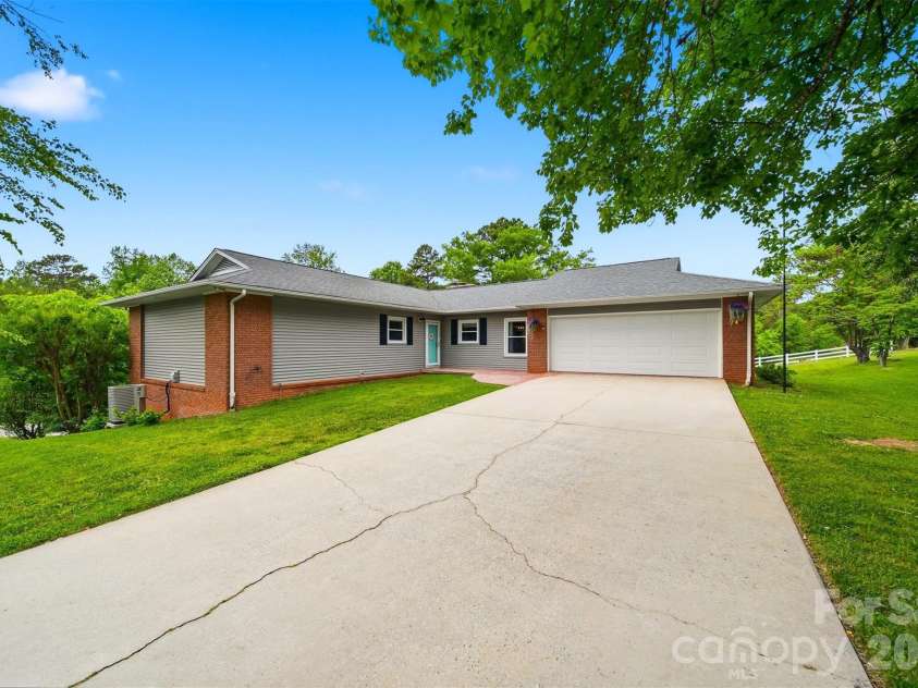 5496 Northwood Drive, Hickory, NC 28601.  MLS# CAR4380895, YatesRealty ID 24304. 