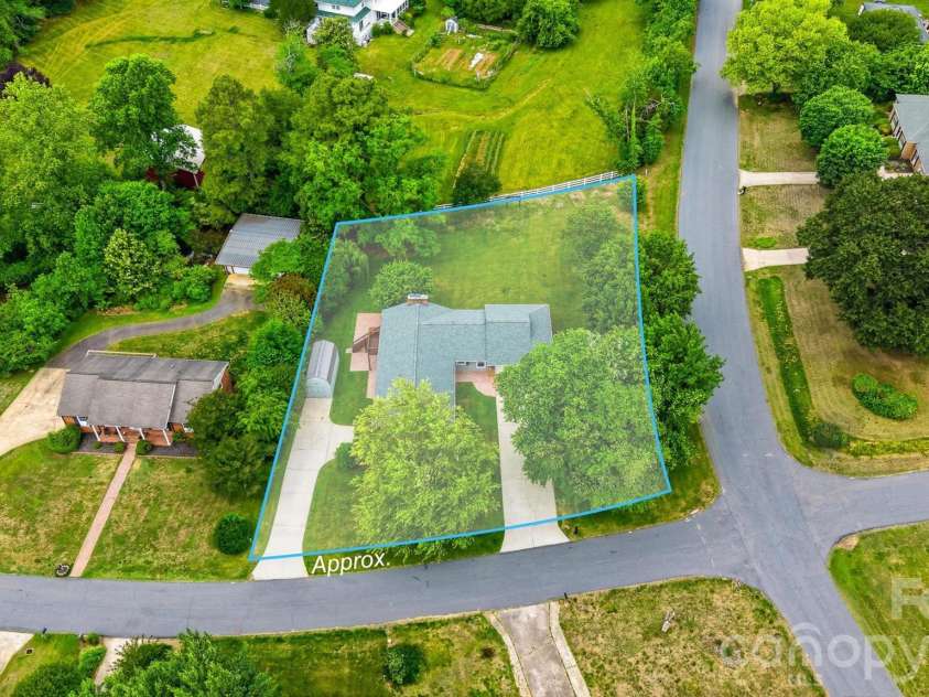 5496 Northwood Drive, Hickory, NC 28601.  MLS# CAR4380895, YatesRealty ID 24304. 
