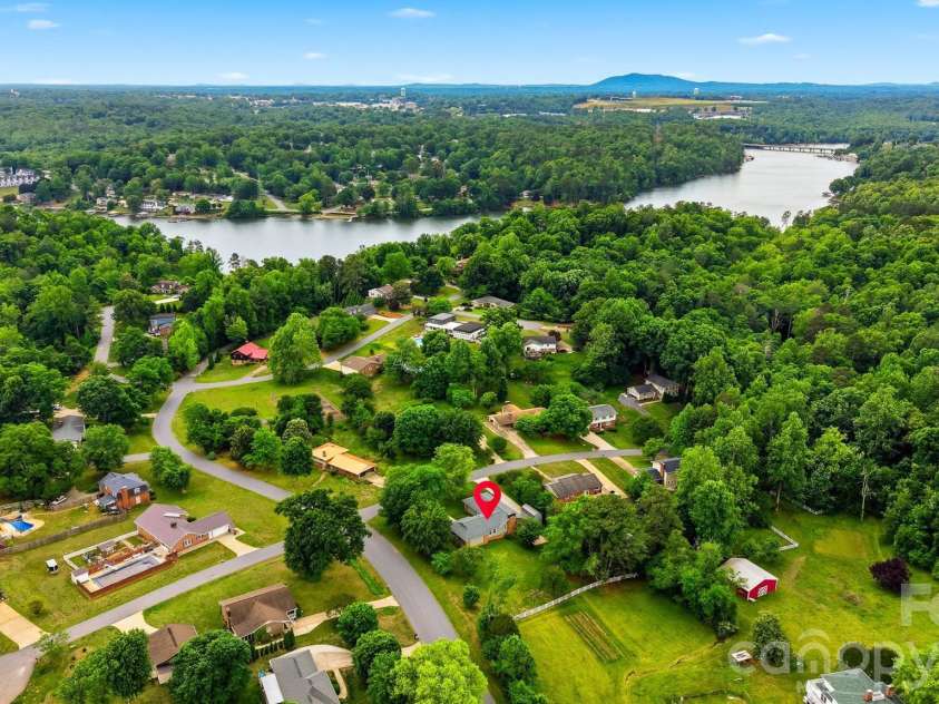 5496 Northwood Drive, Hickory, NC 28601.  MLS# CAR4380895, YatesRealty ID 24304. 
