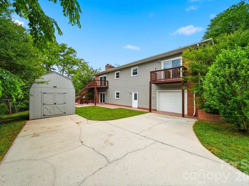 5496 Northwood Drive, Hickory, NC 28601.  MLS# CAR4380895, YatesRealty ID 24304. 