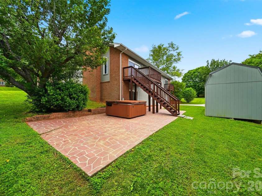5496 Northwood Drive, Hickory, NC 28601.  MLS# CAR4380895, YatesRealty ID 24304. 