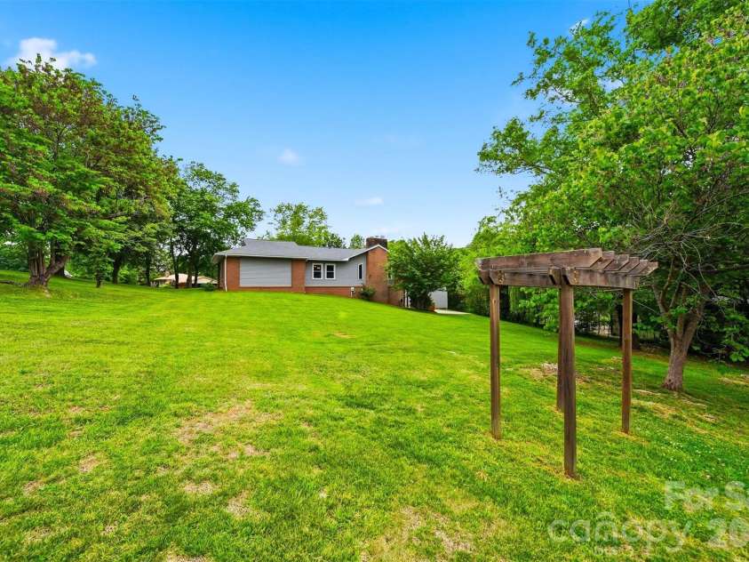 5496 Northwood Drive, Hickory, NC 28601.  MLS# CAR4380895, YatesRealty ID 24304. 