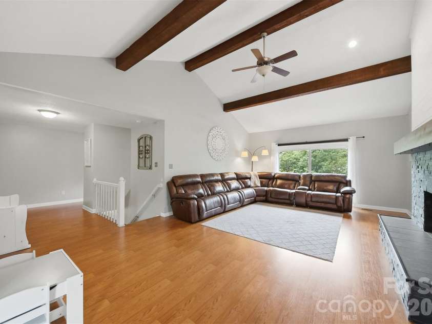 5496 Northwood Drive, Hickory, NC 28601.  MLS# CAR4380895, YatesRealty ID 24304. 