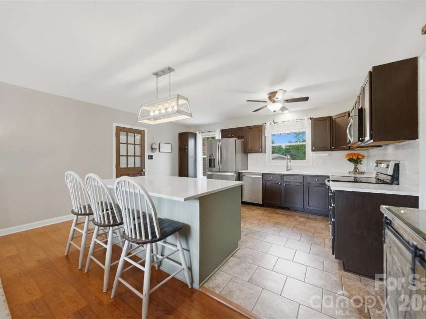 5496 Northwood Drive, Hickory, NC 28601.  MLS# CAR4380895, YatesRealty ID 24304. 