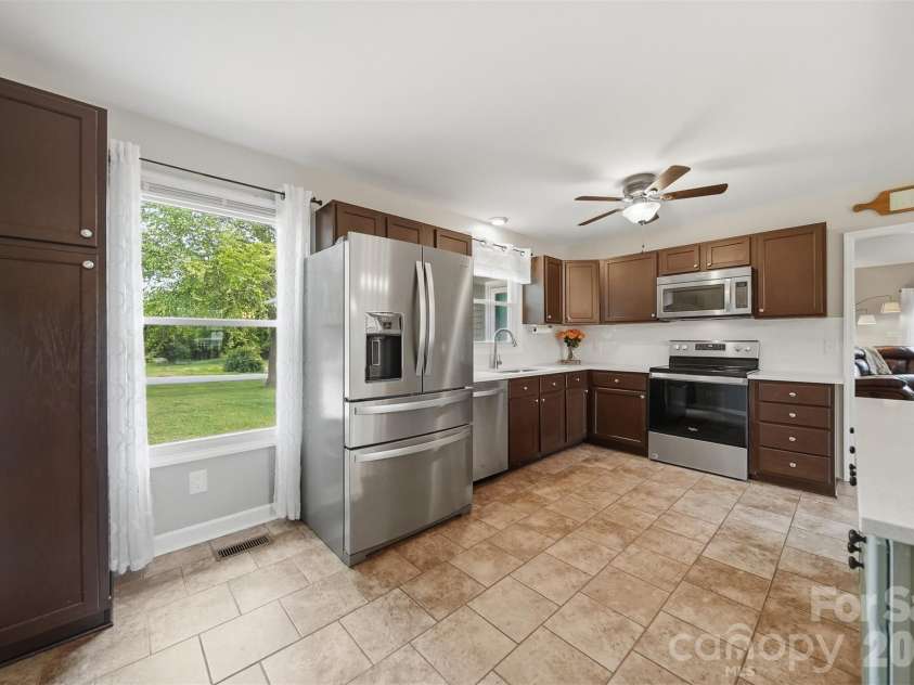 5496 Northwood Drive, Hickory, NC 28601.  MLS# CAR4380895, YatesRealty ID 24304. 