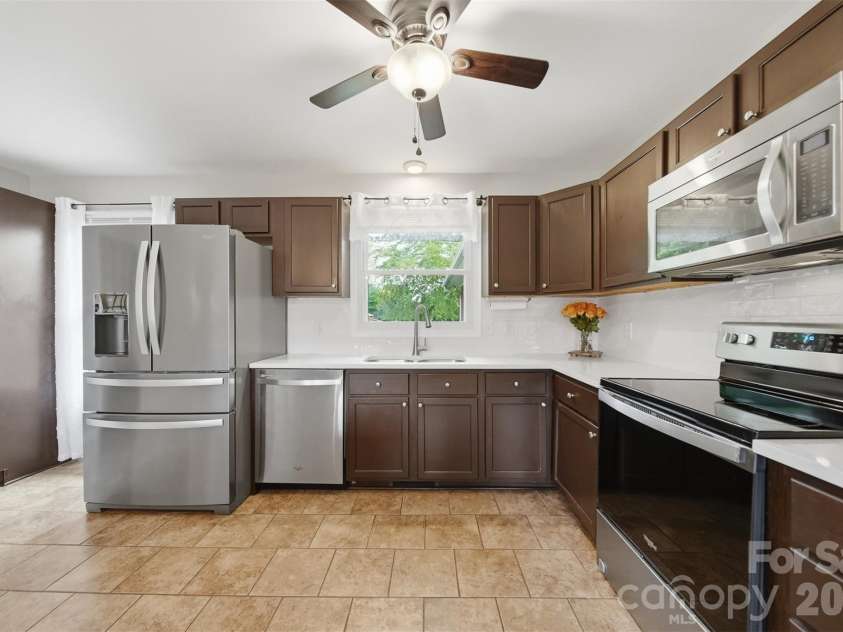 5496 Northwood Drive, Hickory, NC 28601.  MLS# CAR4380895, YatesRealty ID 24304. 