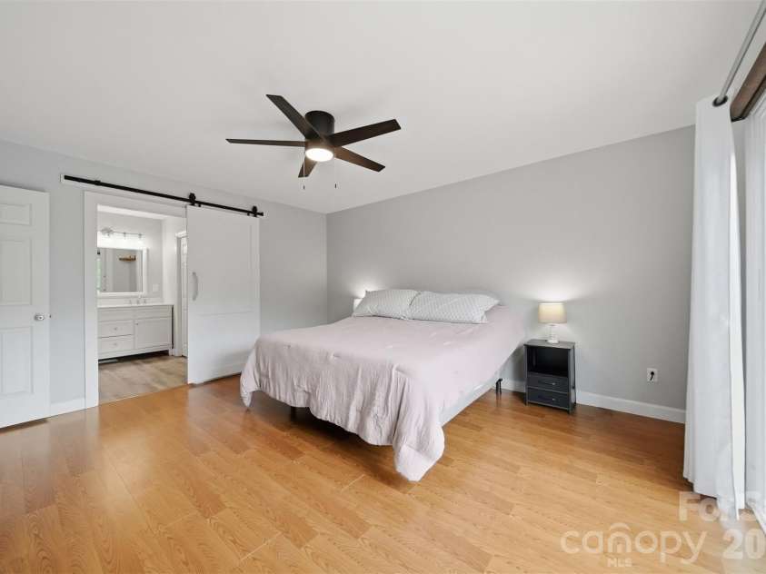 5496 Northwood Drive, Hickory, NC 28601.  MLS# CAR4380895, YatesRealty ID 24304. 