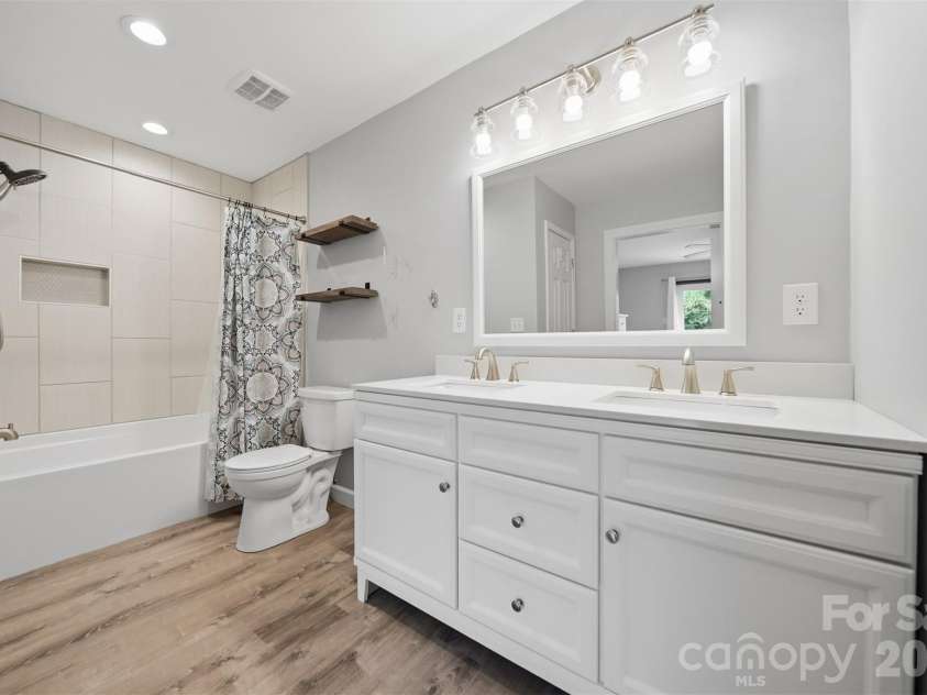 5496 Northwood Drive, Hickory, NC 28601.  MLS# CAR4380895, YatesRealty ID 24304. 
