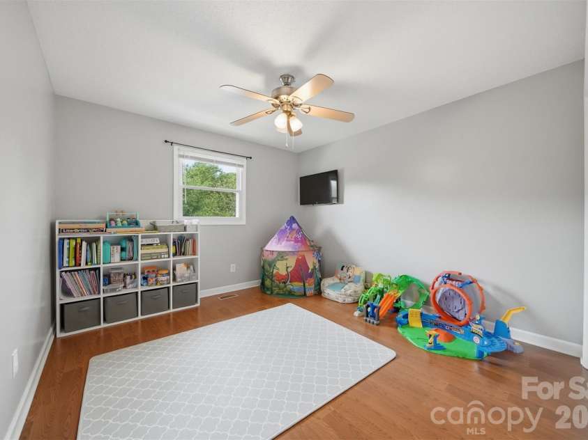 5496 Northwood Drive, Hickory, NC 28601.  MLS# CAR4380895, YatesRealty ID 24304. 