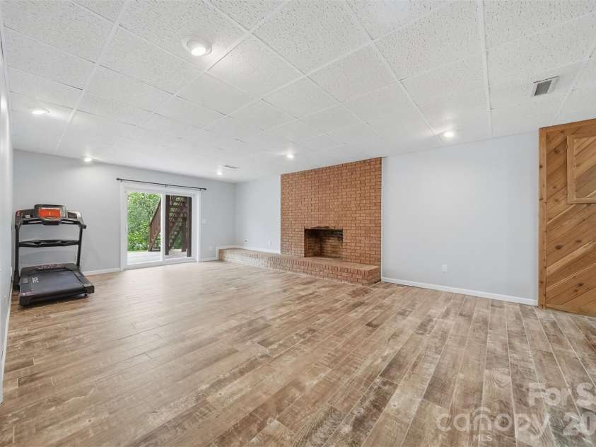 5496 Northwood Drive, Hickory, NC 28601.  MLS# CAR4380895, YatesRealty ID 24304. 