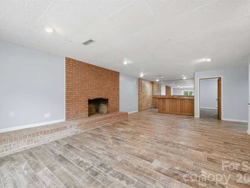 5496 Northwood Drive, Hickory, NC 28601.  MLS# CAR4380895, YatesRealty ID 24304. 