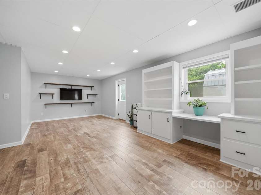 5496 Northwood Drive, Hickory, NC 28601.  MLS# CAR4380895, YatesRealty ID 24304. 