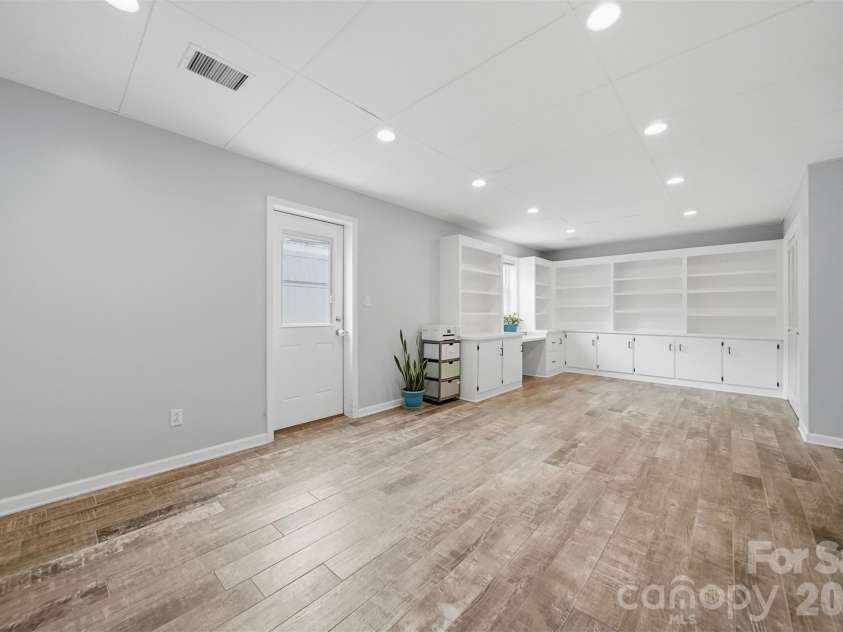 5496 Northwood Drive, Hickory, NC 28601.  MLS# CAR4380895, YatesRealty ID 24304. 