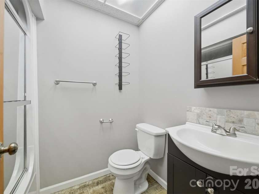 5496 Northwood Drive, Hickory, NC 28601.  MLS# CAR4380895, YatesRealty ID 24304. 