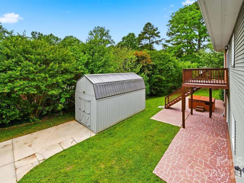 5496 Northwood Drive, Hickory, NC 28601.  MLS# CAR4380895, YatesRealty ID 24304. 