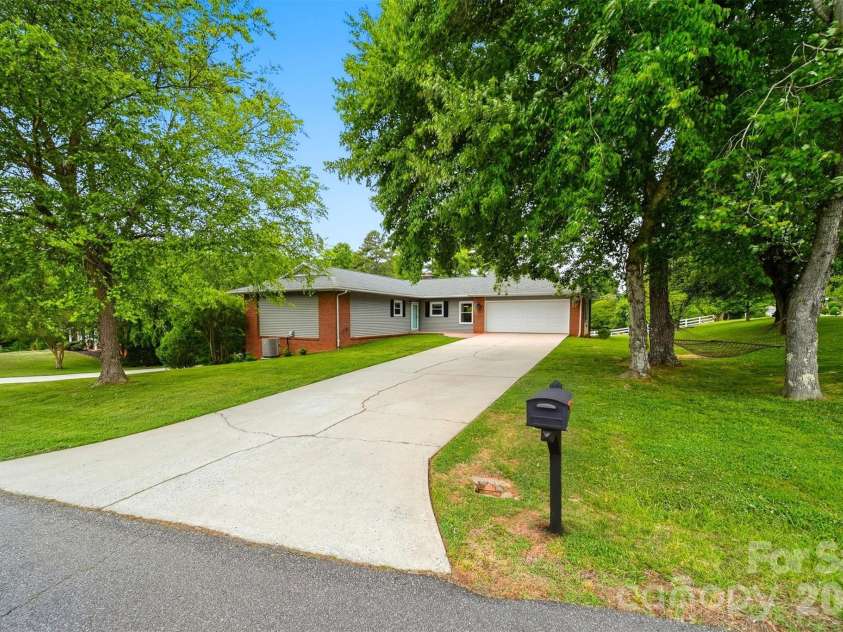 5496 Northwood Drive, Hickory, NC 28601.  MLS# CAR4380895, YatesRealty ID 24304. 