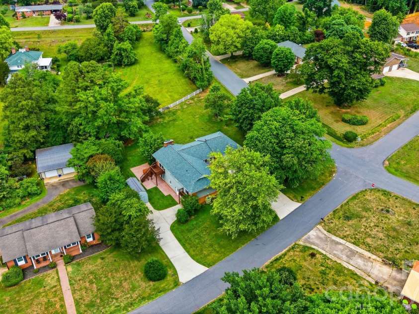 5496 Northwood Drive, Hickory, NC 28601.  MLS# CAR4380895, YatesRealty ID 24304. 