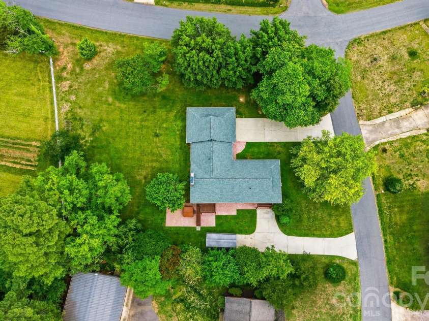 5496 Northwood Drive, Hickory, NC 28601.  MLS# CAR4380895, YatesRealty ID 24304. 