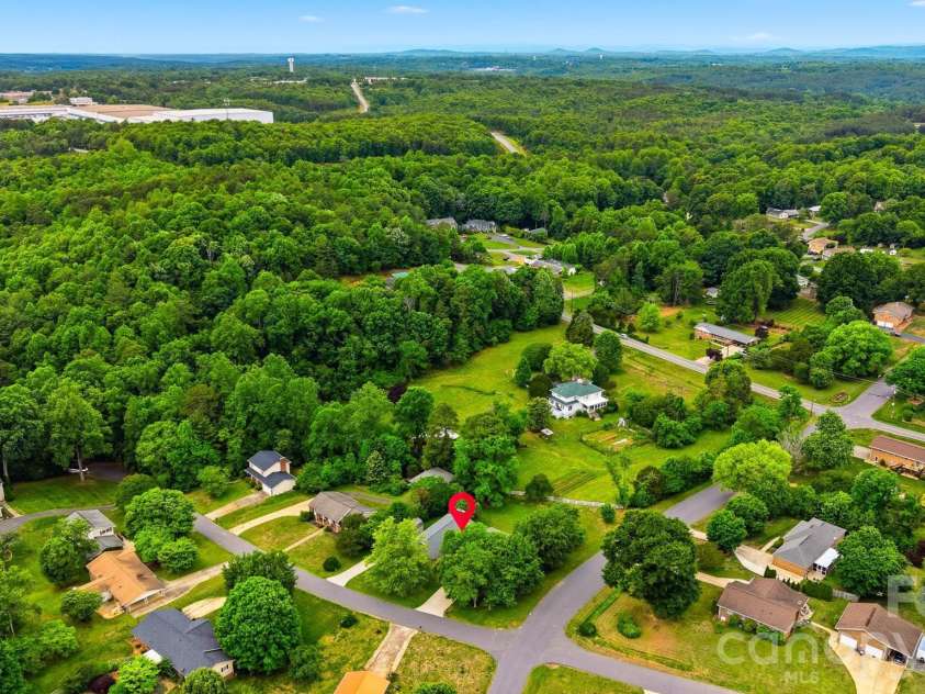 5496 Northwood Drive, Hickory, NC 28601.  MLS# CAR4380895, YatesRealty ID 24304. 