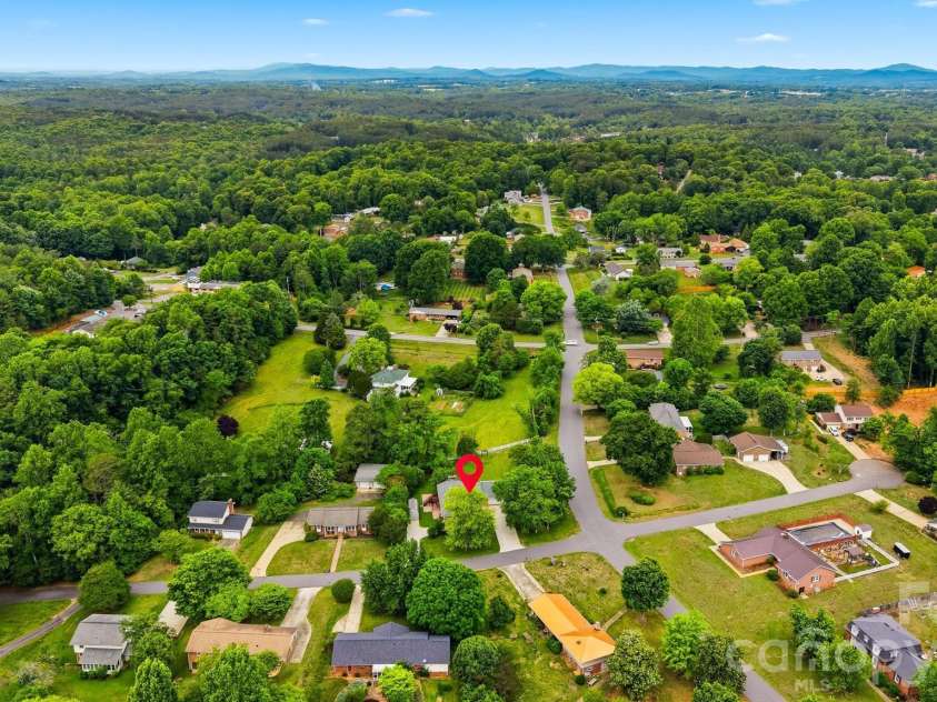 5496 Northwood Drive, Hickory, NC 28601.  MLS# CAR4380895, YatesRealty ID 24304. 