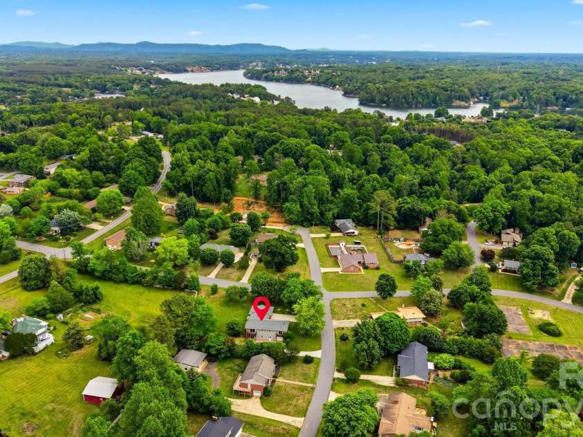 5496 Northwood Drive, Hickory, NC 28601.  MLS# CAR4380895, YatesRealty ID 24304. 