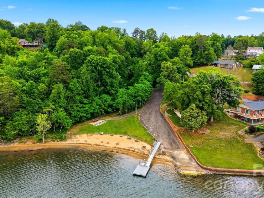 5496 Northwood Drive, Hickory, NC 28601.  MLS# CAR4380895, YatesRealty ID 24304. 
