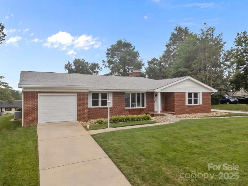 49 Greenwood Road, Asheville, NC 28803.  MLS# CAR4267926, YatesRealty ID 24306. 
