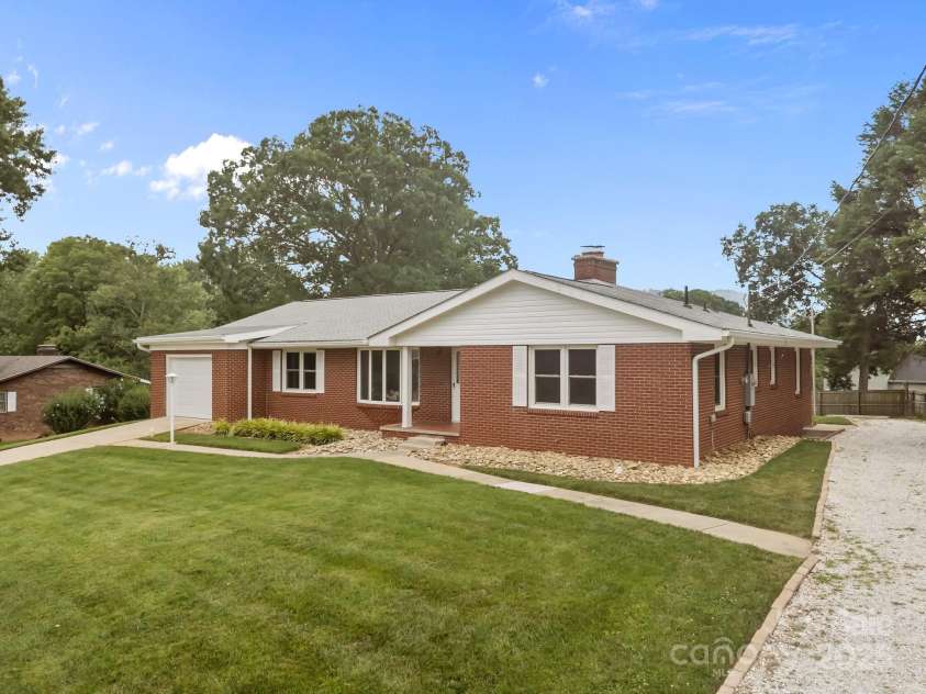 49 Greenwood Road, Asheville, NC 28803.  MLS# CAR4267926, YatesRealty ID 24306. 