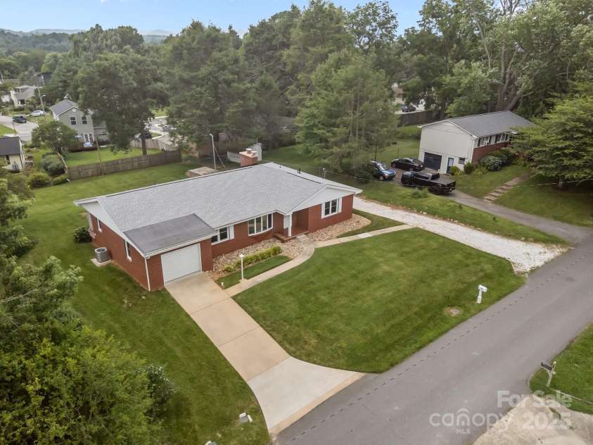 49 Greenwood Road, Asheville, NC 28803.  MLS# CAR4267926, YatesRealty ID 24306. 