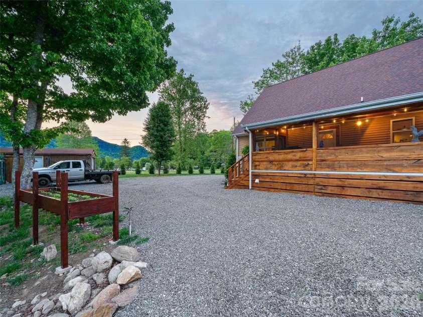 326 Ewart Wilson Road, Burnsville, NC 28714.  MLS# CAR4380347, YatesRealty ID 24308. Circular Driveway