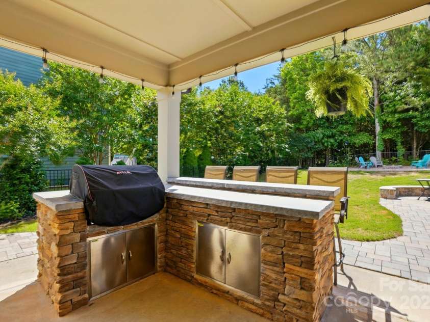 5105 Paisano Lane, Waxhaw, NC 28173.  MLS# CAR4273909, YatesRealty ID 24310. Built in grill