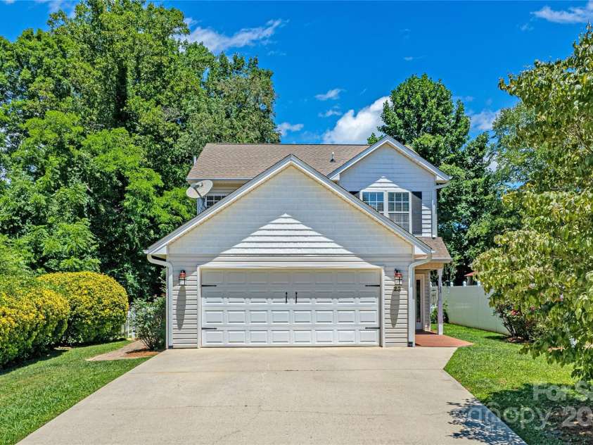 23 Allen Avenue, Asheville, NC 28803.  MLS# CAR4267376, YatesRealty ID 24311. Enjoy the privacy provided by the mature landscaping