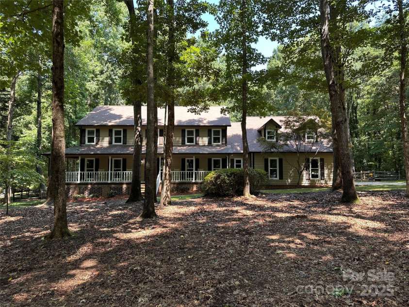 3701 Bounty Court, Matthews, NC 28104.  MLS# CAR4275377, YatesRealty ID 24313. 